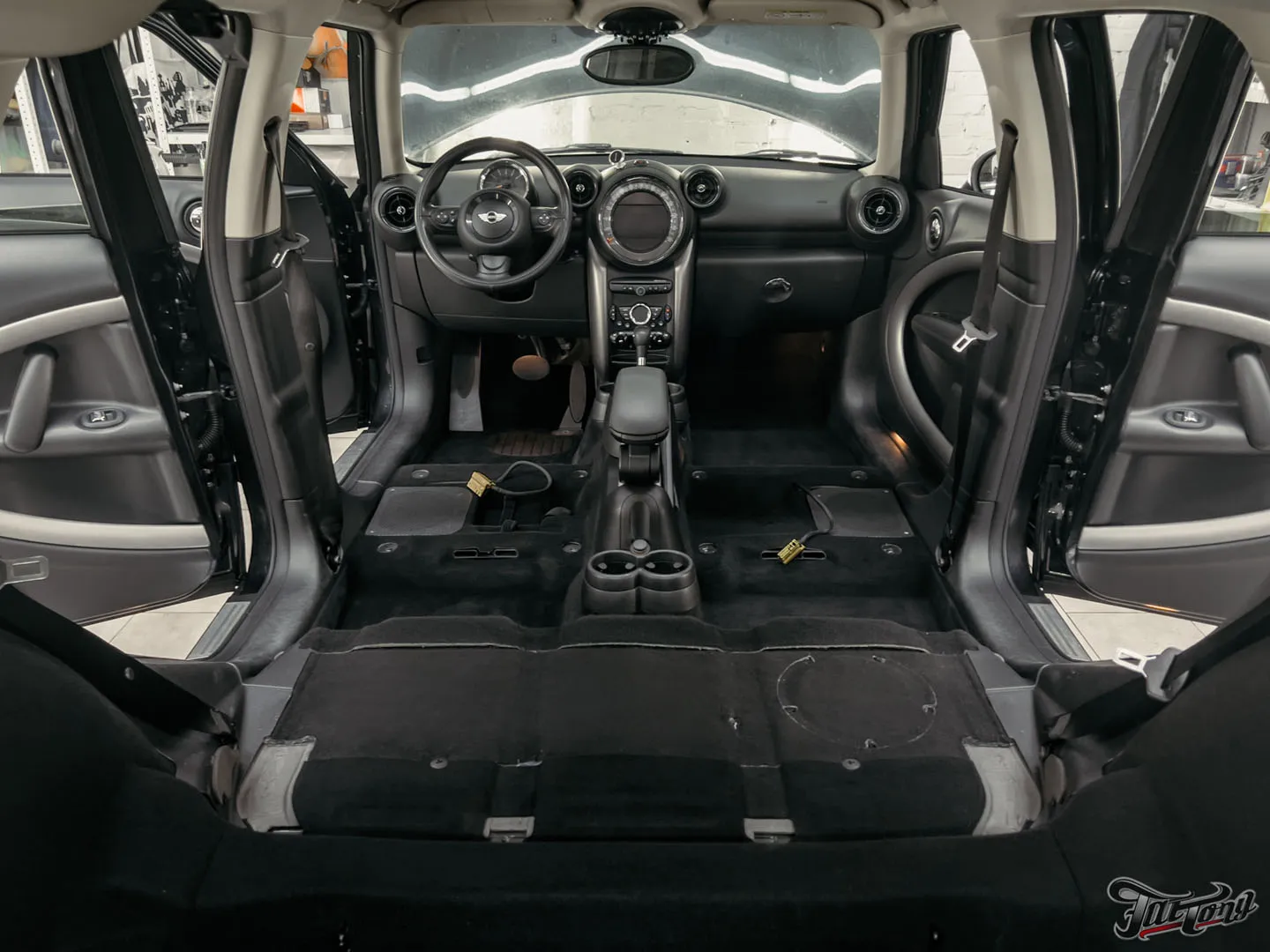 Реанимация для Mini Countryman: химчистка салона + полировка и керамика кузова